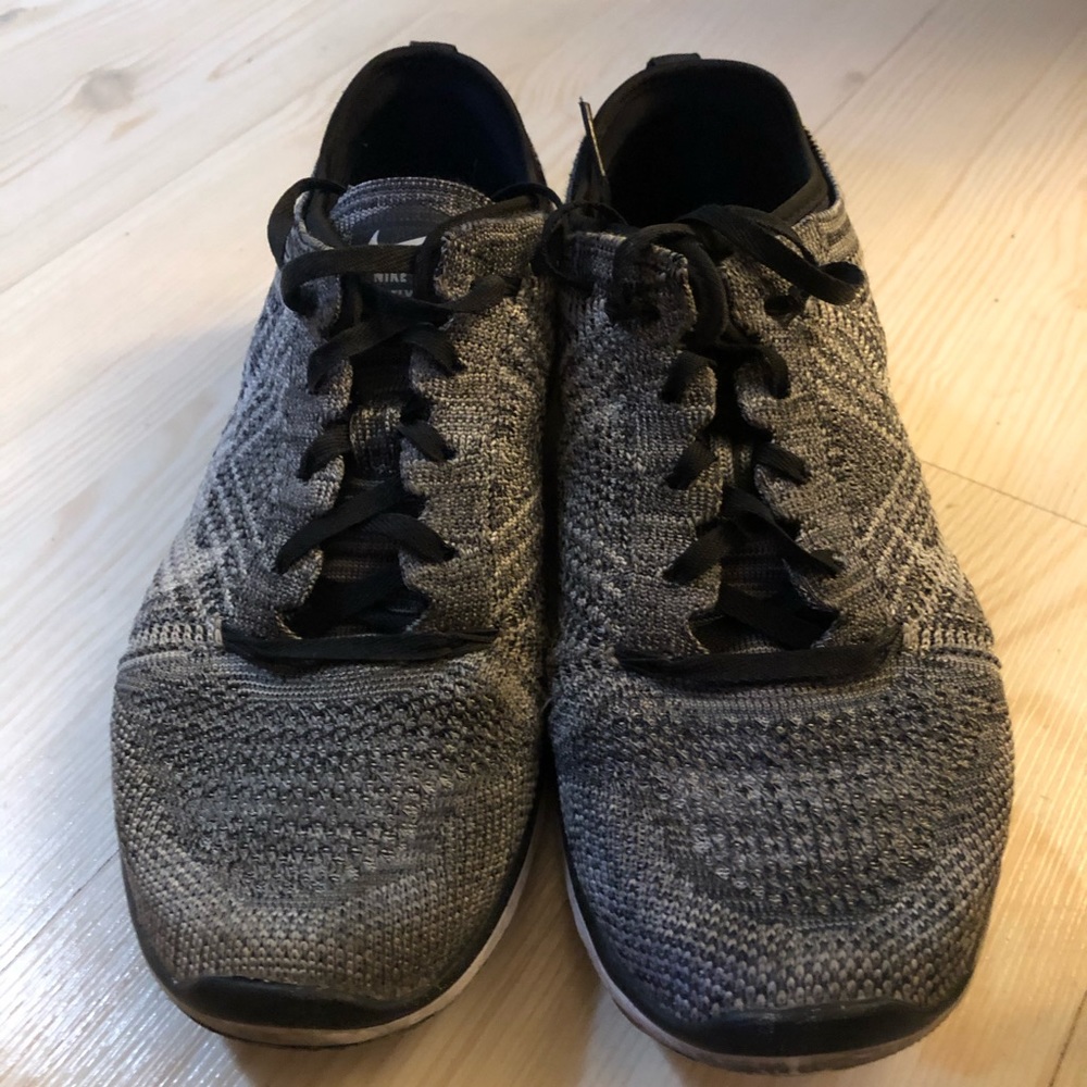 Nike women’s flynit racers size 8